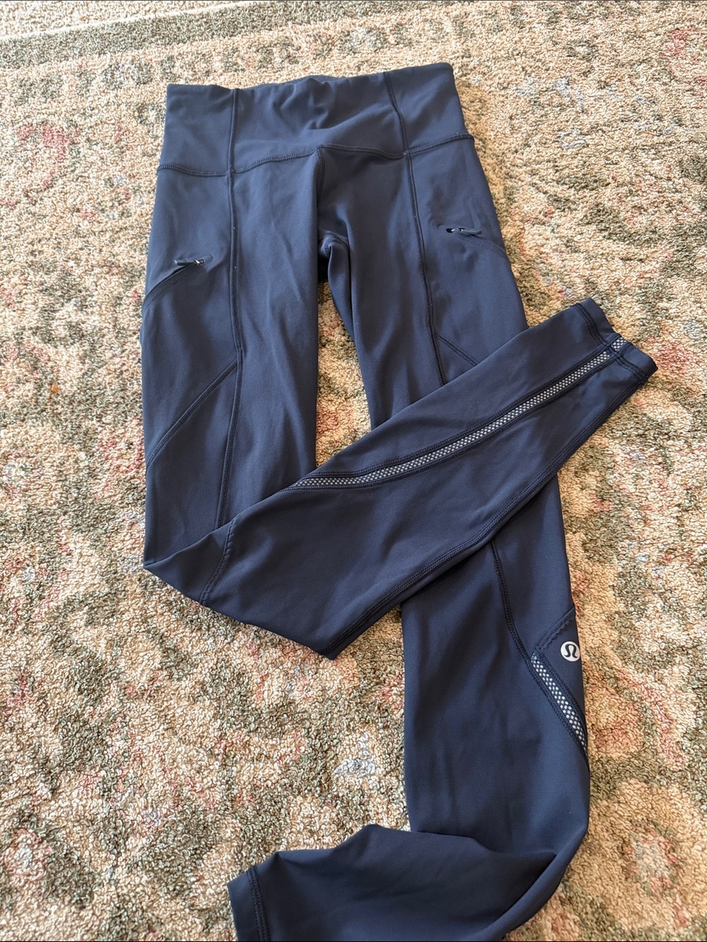 Lululemon navy  Leggings with Reflective Trim size 2(28”) has zipped pockets